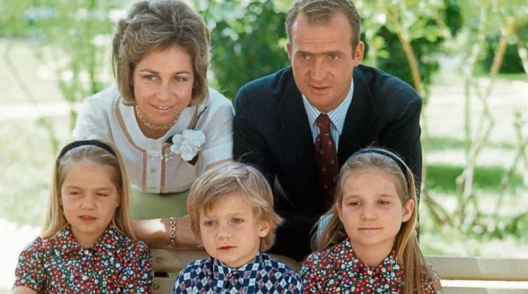 Pilar Eyre destapa el desprecio de Juan Carlos y Sofía a las infantas Elena y Cristina