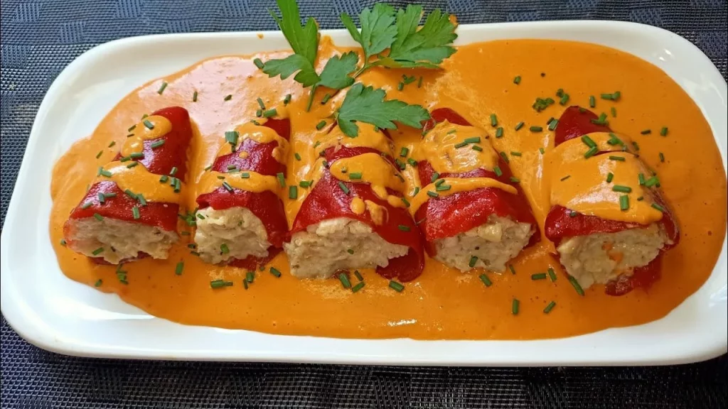 Las mejores recetas para aprovechar las sobras de la cena de Nochevieja 76 Pimientos rellenos de bacalao y gambas: un clásico renovado