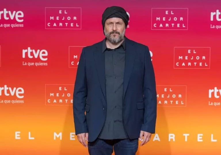 Por qué Ricardo Castella, director de ‘La Revuelta’, lleva siempre pañuelo