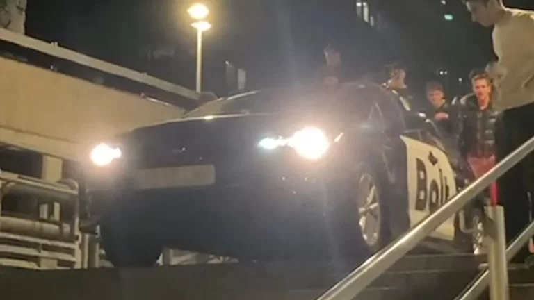 ¿Qué hace este Bolt bajando por las escaleras en medio de Madrid?