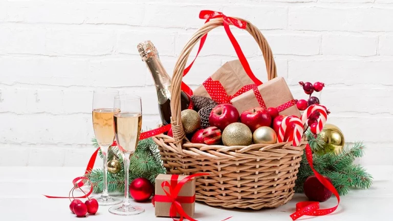 Recibir una cesta de Navidad o tarjeta regalo: descubre qué opción te conviene más