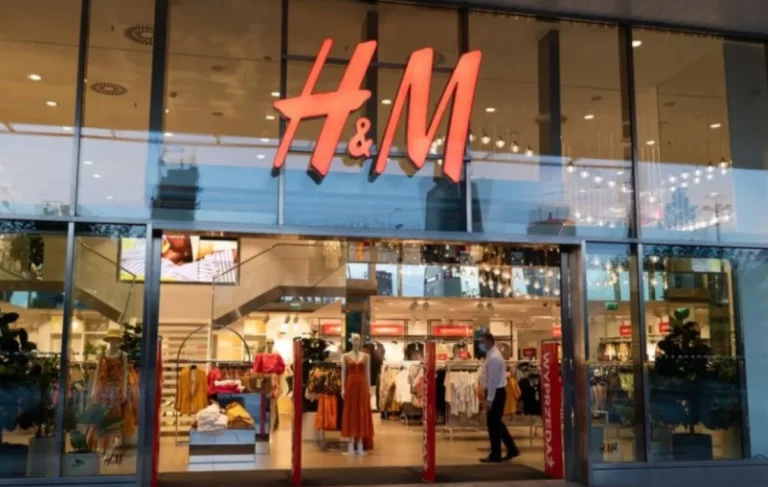 Rescatamos de las novedades de H&M las chaquetas y vestidos que hacen cuerpazo: en tienda y online