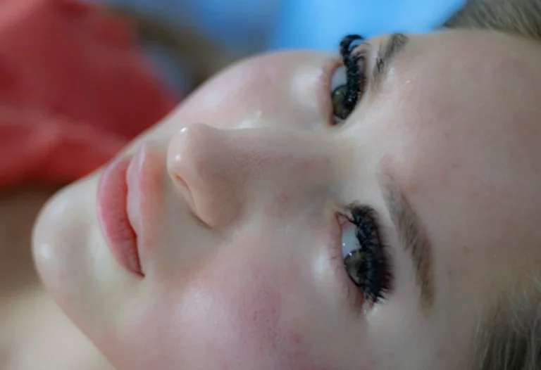 Rutina facial antiedad con productos a base de melatonina