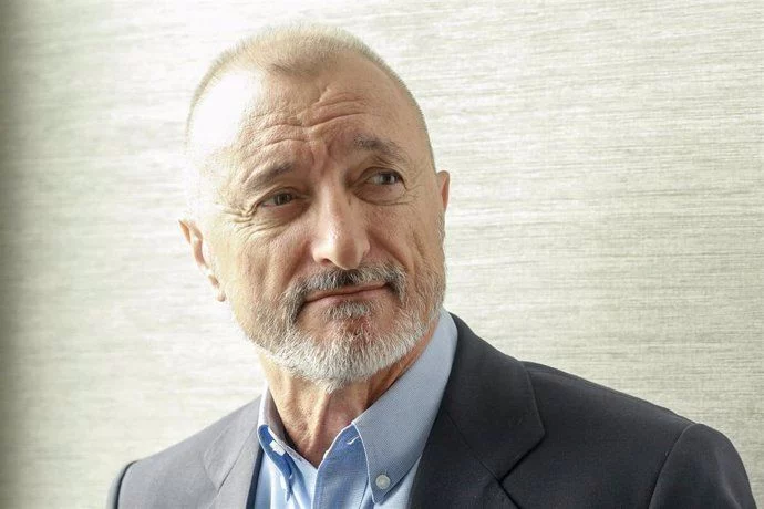 Salen a la luz los mensajes del encontronazo privado de Arturo Pérez-Reverte con un escritor español menos conocido