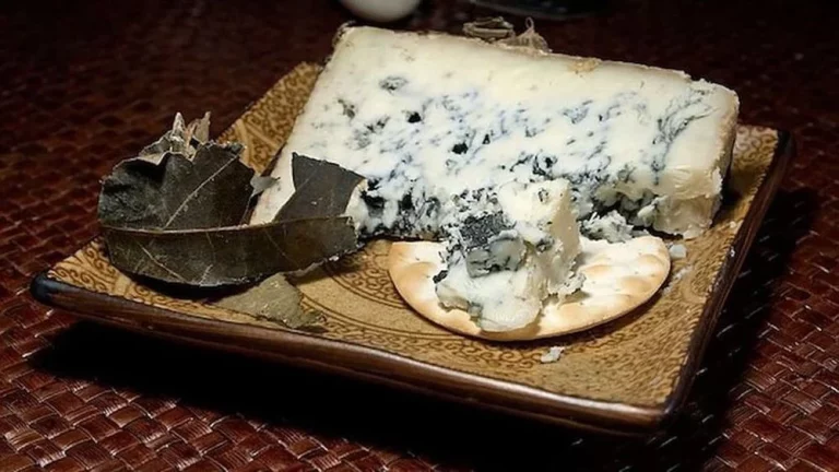 Se mira pero no se toca: 30.000 euros por un trozo de este queso de Cabrales, el más caro del mundo