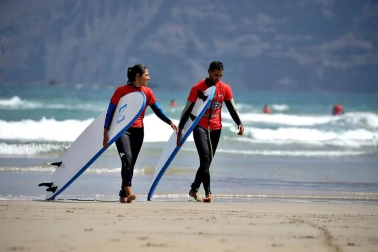 Descubre el Surf en Lanzarote: Una Experiencia Transformadora en la Playa de Famara con Calima Surf School