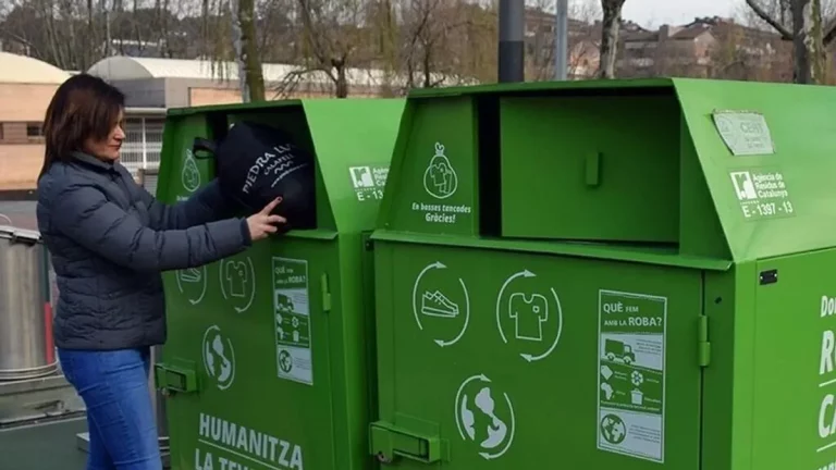 Te contamos dónde termina la ropa usada que se tira al contenedor