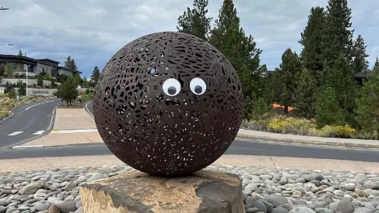 Un ayuntamiento pide desesperadamente a sus vecinos que dejen de ‘decorar’ estatuas con ojos saltones