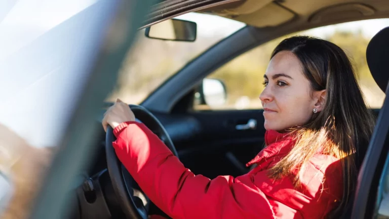 Un experto advierte sobre el peligro real de viajar con el cinturón de seguridad y un abrigo puesto