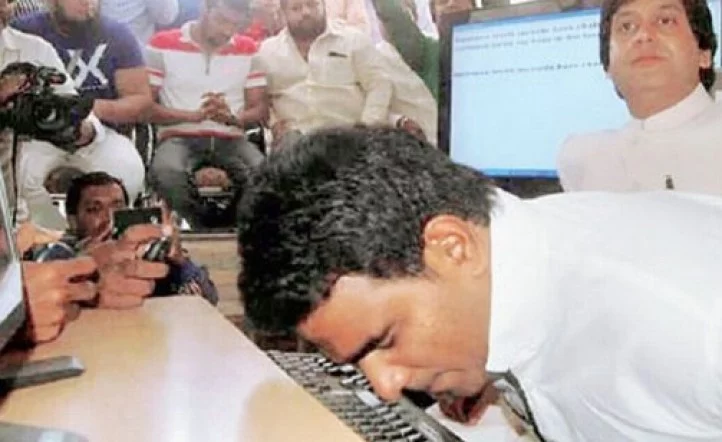 Un hombre bate un récord Guinness por escribir esto con su nariz en 48 segundos