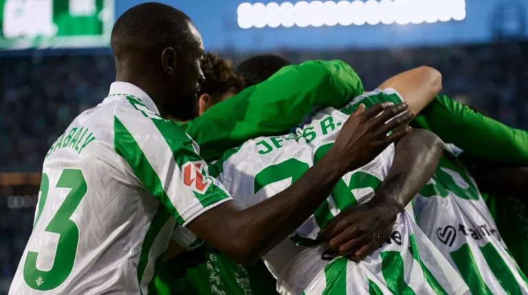 Betis y Sevilla FC a tortas por el lateral revelación de LaLiga Hypermotion