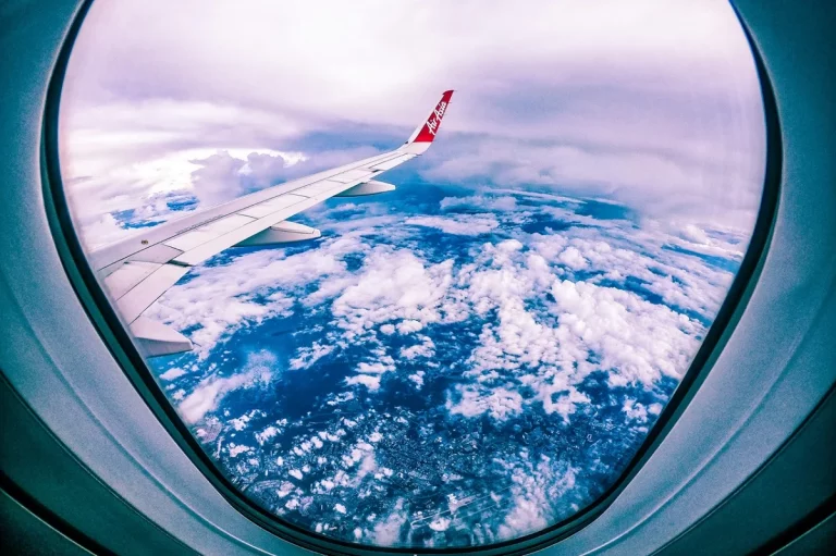 Guía para viajar en avión durante Navidad y Año Nuevo: consejos clave