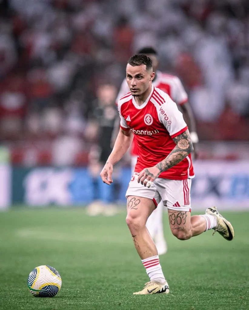 Vitor Roque pone de su parte para echar a Bellerín del Betis 1 Vitor Roque