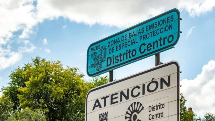 Te explicamos lo que realmente va a pasar con las ZBE y las etiquetas medioambientales en Madrid