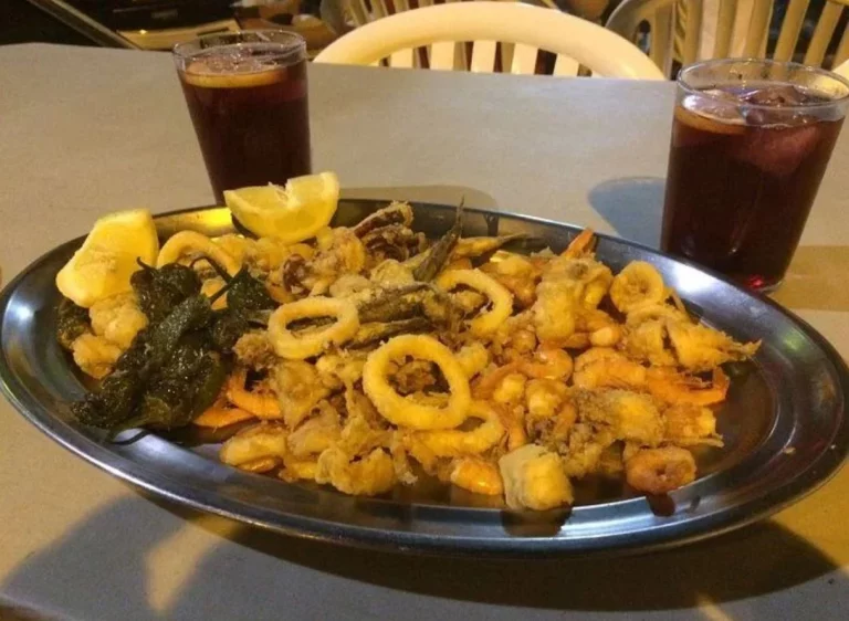 El bar de raciones que triunfa en Ciudad Lineal: platos y tapas enormes a precio de risa en Madrid