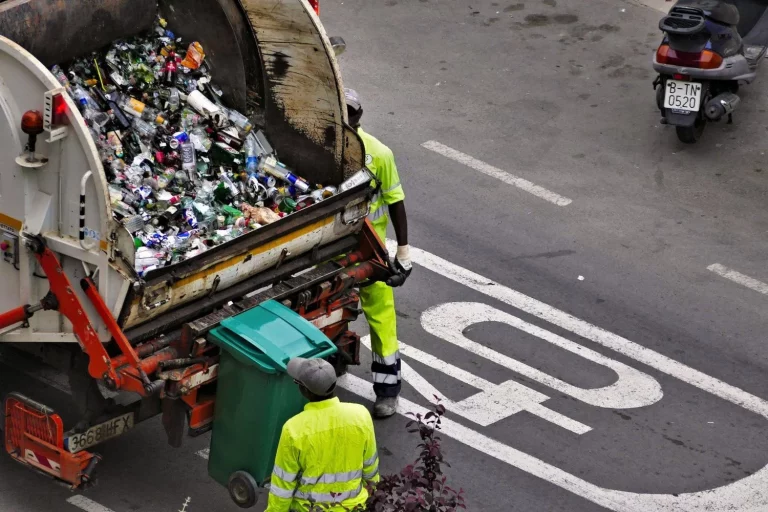 Un camión de basura con avería de frenos causa un muerto y dos heridos muy graves en Pamplona
