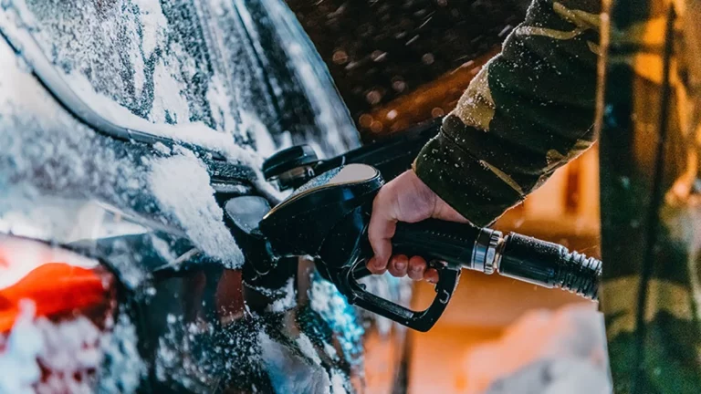 coche gasolina eléctrico Fuente: iStock