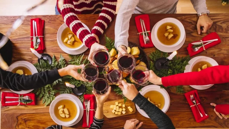 El dilema de acudir a las cenas de empresa de Navidad: ¿estoy obligado a ir?