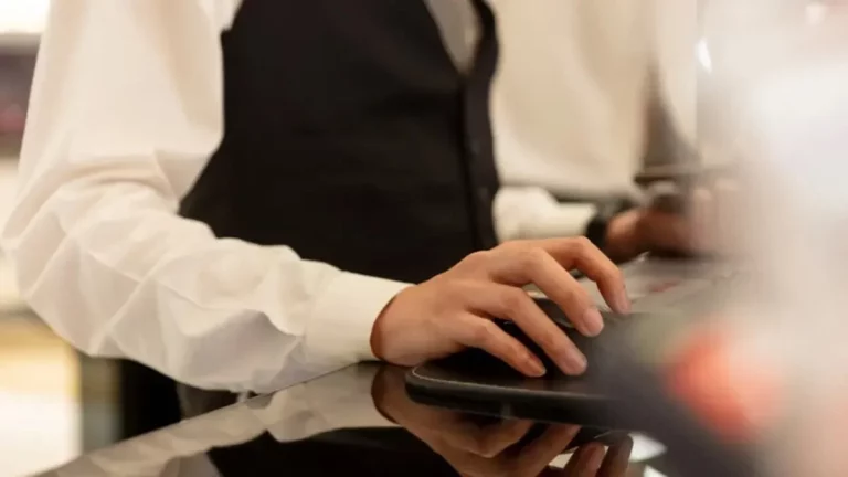 El nuevo registro de viajeros en España vulnera la intimidad: las empresas están asumiendo un "riesgo muy importante"