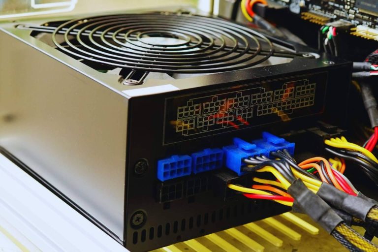 ¿Qué es una fuente de alimentación y cuál es su función?