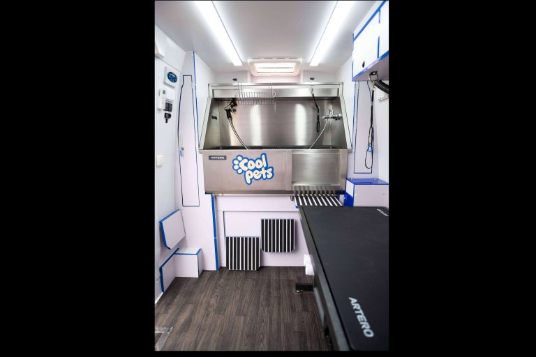 Llega a España un innovador servicio de peluquería móvil a domicilio para mascotas