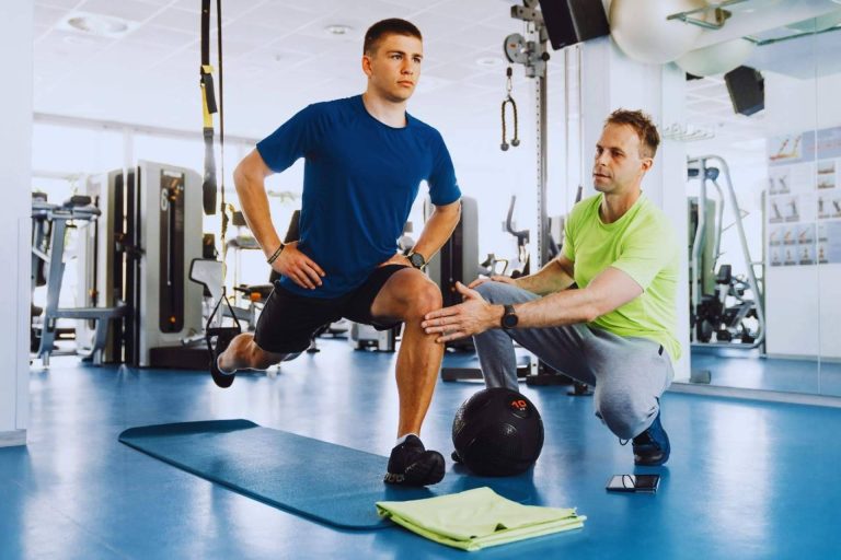 Trabajar con un entrenador personal que recomienda libros; éxito asegurado