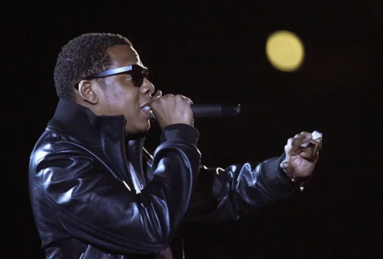 Acusan al rapero Jay-Z de haber violado a una niña de 13 años en el año 2000 junto a 'Diddy'