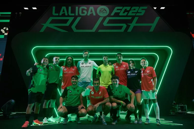 LALIGA EA SPORTS X FC 25 RUSH corona al equipo de leyendas frente al de streamers