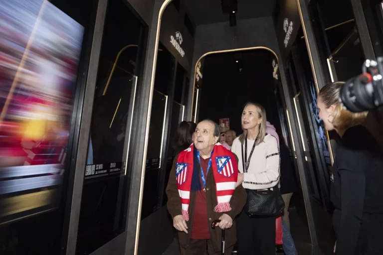 El museo LEGENDS recibe a un grupo de personas mayores en el marco de los Talleres de Reminiscencia