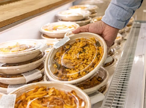 Los supermercados se acogen a los 'grocerants', la moda entre los jóvenes para evitar cocinar Los supermercados se acogen a los 'grocerants', la moda entre los jóvenes para evitar cocinar