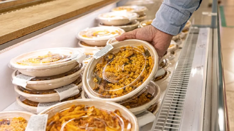 Los supermercados se acogen a los 'grocerants', la moda entre los jóvenes para evitar cocinar