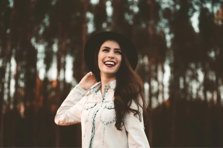 12 chollos de las rebajas de Zara que no se te pueden escapar: abrigos cortos kimono, trench, chalecos y más