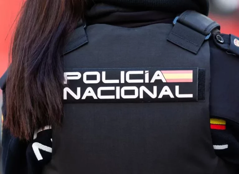 La Policía Nacional avisa de la estafa del grupo desconocido de WhatsApp y explica cómo evitarlo