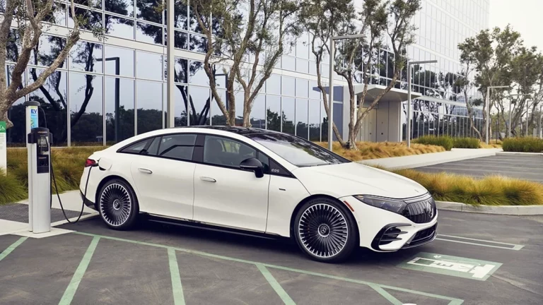 2025, año clave para el coche eléctrico en Europa: si no se venden más, las fábricas corren peligro