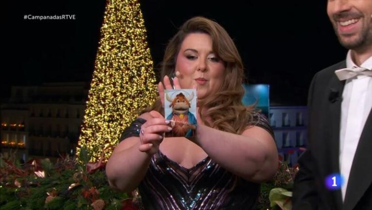 Preguntan a la ministra Saiz sobre la estampita de la vaquilla del Grand Prix enseñada por Lalachus en las campanadas de RTVE