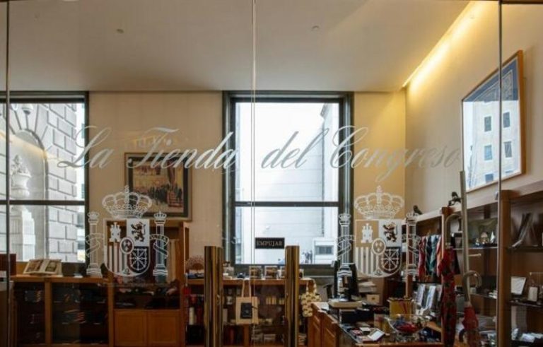 La tienda del Congreso factura de media 20.000 euros al año desde 2014 y mantiene un reducido número de visitantes