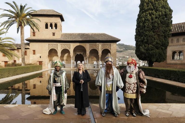 Los Reyes Magos visitan la Alhambra antes de participar en la Cabalgata de Granada