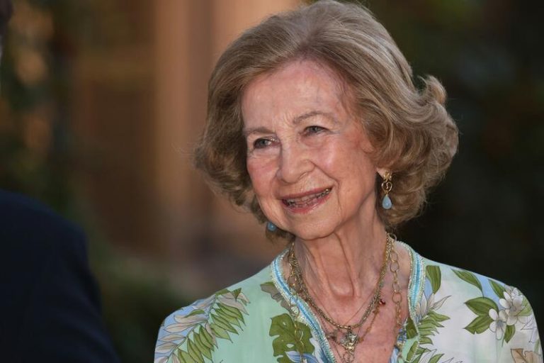 El rey Felipe VI concede a la reina Sofía el Toisón de Oro por 