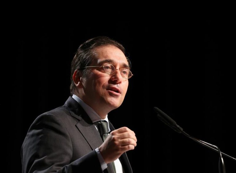 El ministro Albares pide una solución pacífica en Venezuela y evita llamar 