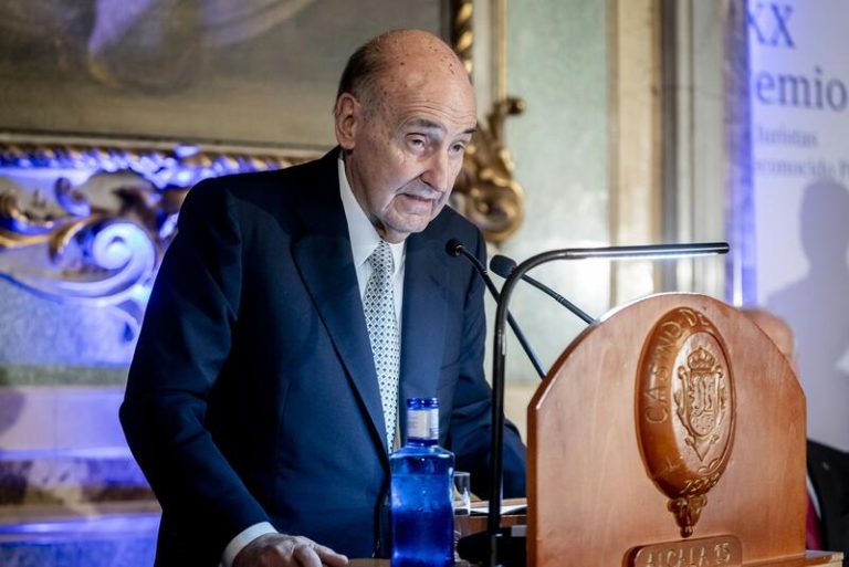 Miquel Roca tilda de 