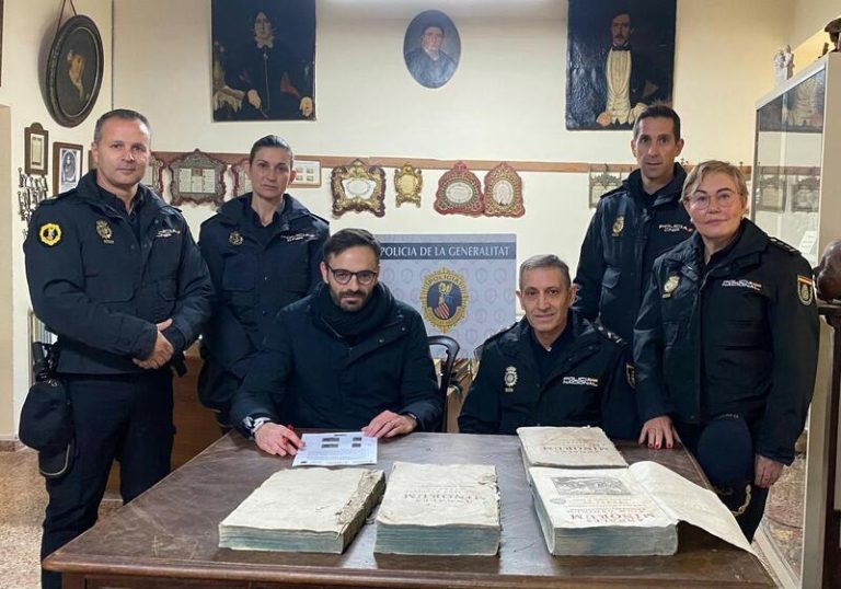 Recuperados cuatro libros del siglo XVIII robados del Monasterio de Gilet que se vendían en internet