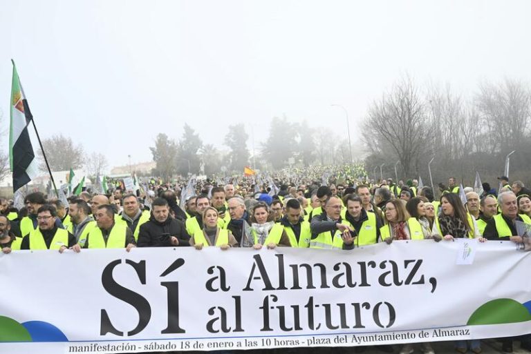 Unas 7.000 personas se manifiestan hasta las puertas de la central nuclear de Almaraz para reclamar su continuidad
