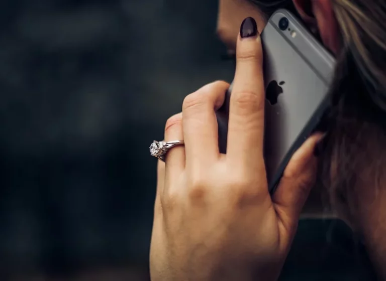 Así funciona el 'voice hacking', la forma de clonar tu voz para cometer estafas que usan los ciberdelincuentes