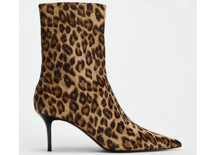 6 botines de Zara que suman color a tu outfit y que son fáciles de combinar