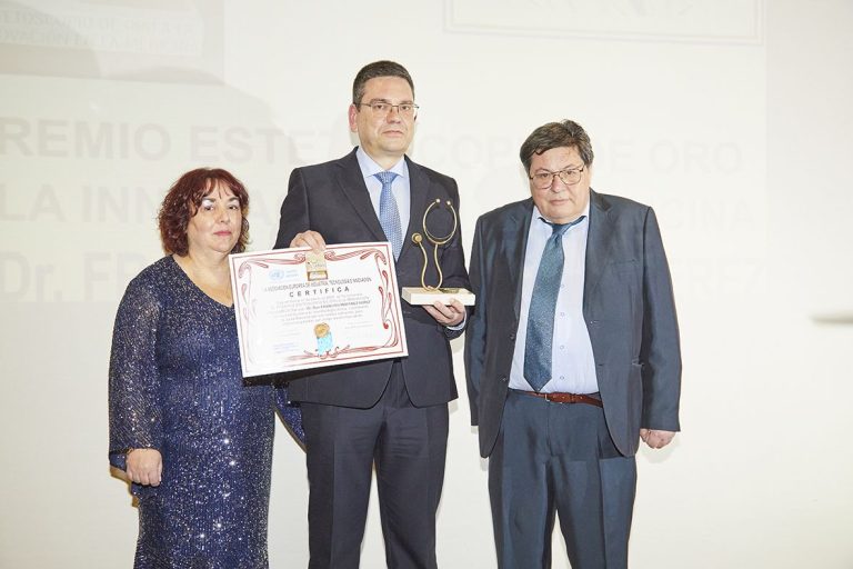 El Doctor Francisco Martínez Pérez recibe el premio Estetoscopio de Oro a la Innovación en la medicina