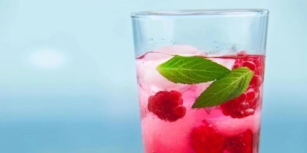 5 recetas de bebidas sin alcohol para combatir la resaca 16 Agua con frambuesas y albahaca: sabor y estilo