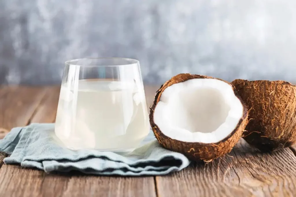5 recetas de bebidas sin alcohol para combatir la resaca 13 Agua de coco con pepino: hidratación máxima
