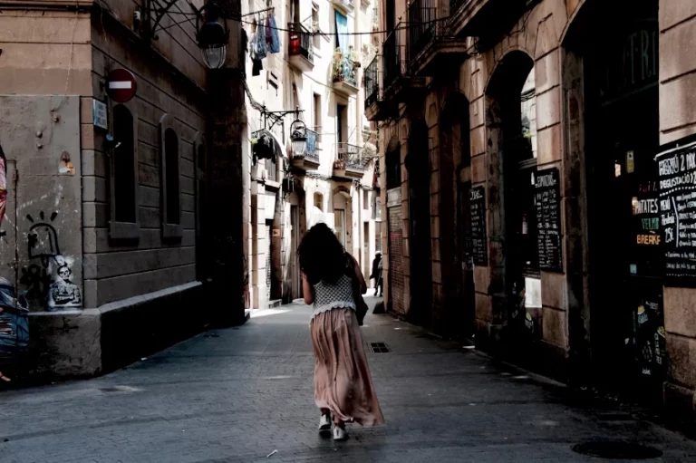 Apta para todas las edades: La falda satinada de Mango que todas quieren llevar