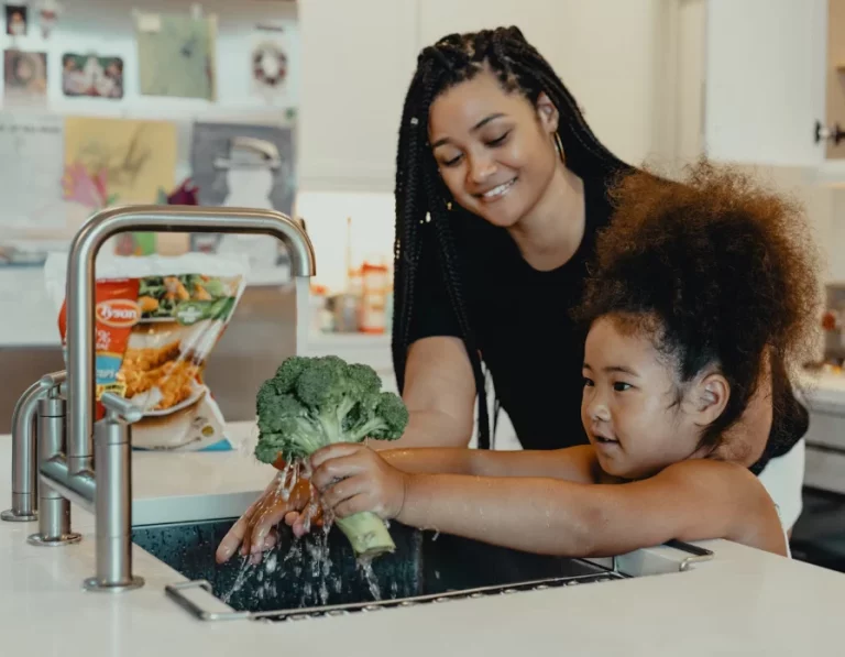 Así de sencillo: Cómo desatascar el fregadero en 2 minutos