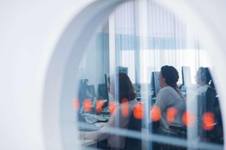 El servicio de teleasistencia, crucial en la DANA: 372.000 comunicaciones para ayudar a los más vulnerables